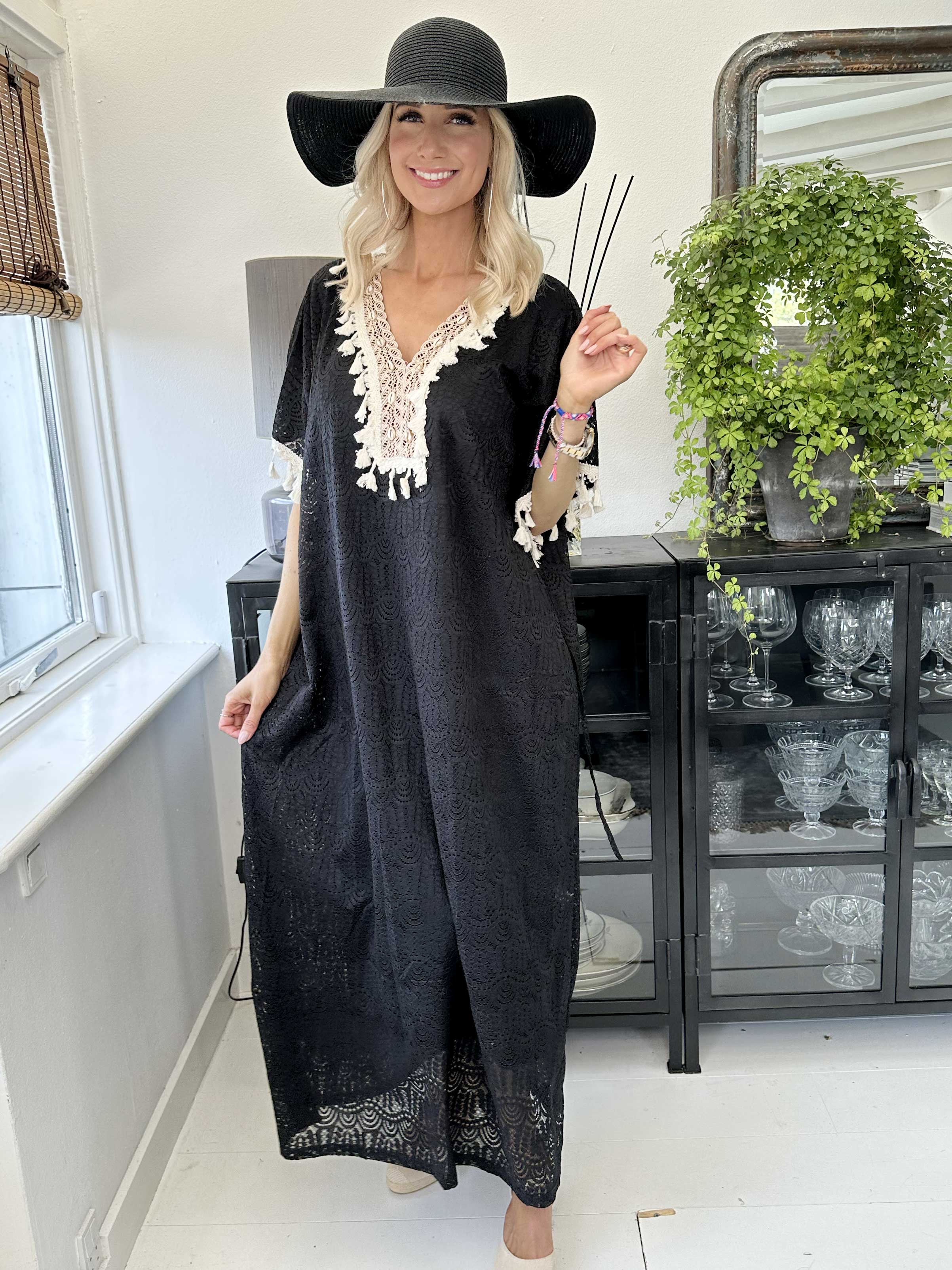 Dua - Lång tunikaklänning i spets med söta broderade detaljer